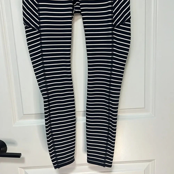 Athleta Women’s Stripe Contender 7/8 Tight In Powerlift Blue and white Capri XS - Picture 4 of 10